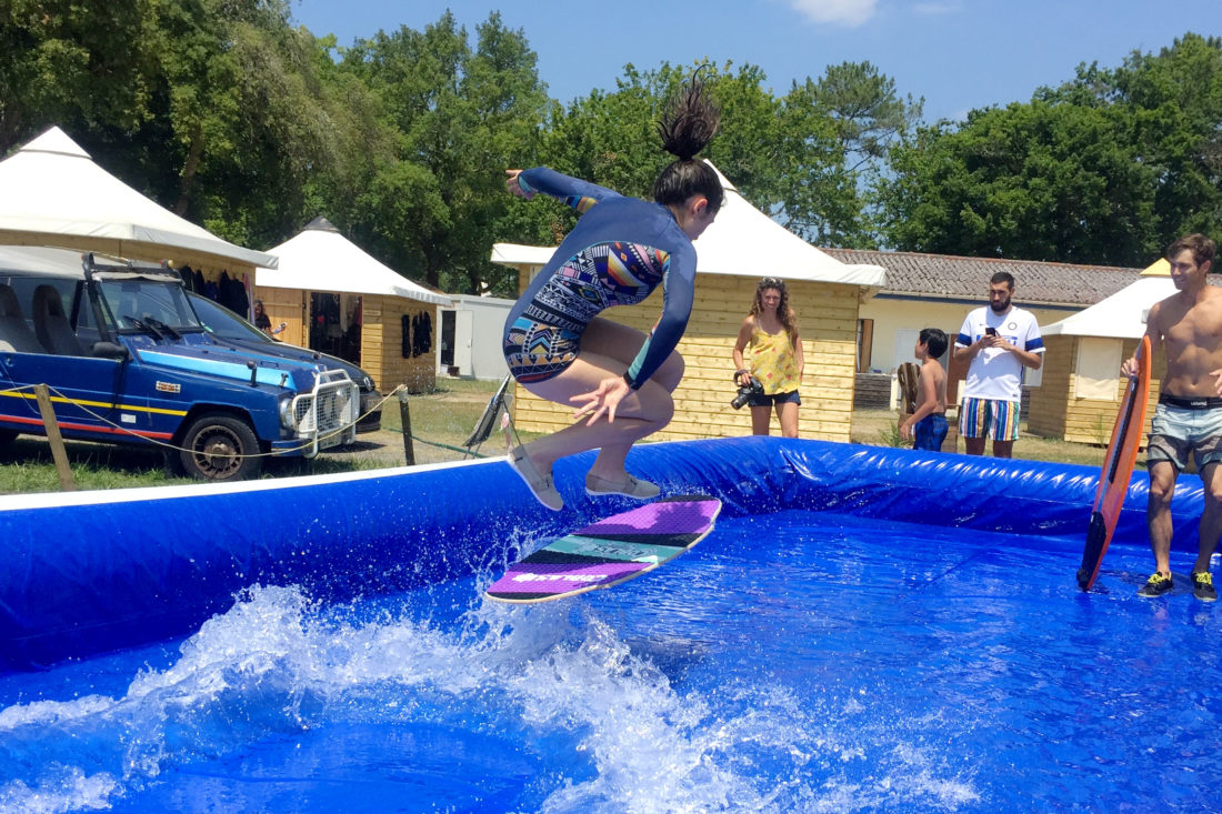 Jeune rideuse réalisant un 360 shove-it lors d