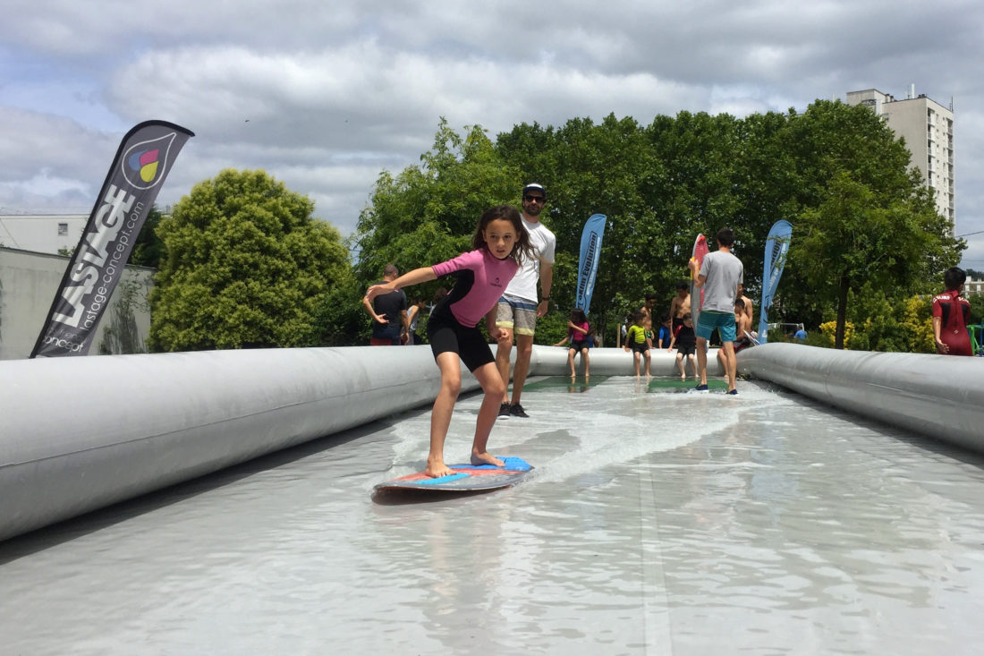 Moniteur encadrant les initiations au skimboard sur la piste